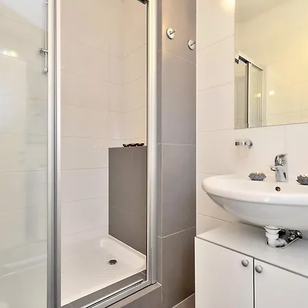White Pebble - Luxury With Parking Split