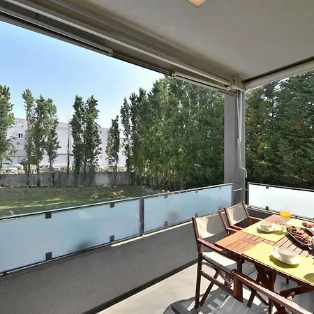 White Pebble - Luxury With Parking *