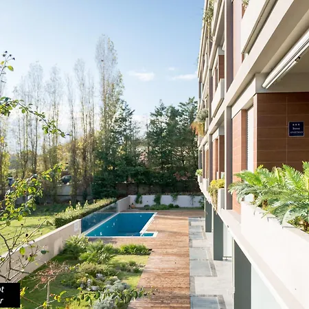 White Pebble - Luxury With Parking Split